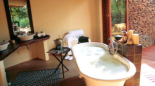 Makanyane Safari Lodge - Madikwe Game Reserve - Luxurious Suites Bathrooms